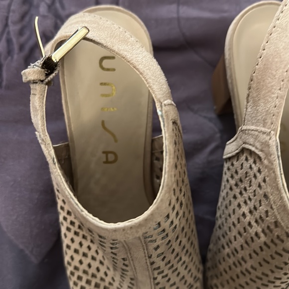 Unisa Unopalo tan peep toe suede block heel sandal women’s sz 9 great condition - Picture 2 of 3